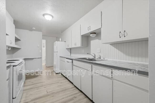 Building Photo - 3114 Iowa Ave
