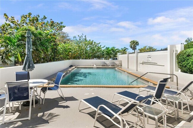 Building Photo - 1289 NE Ocean Blvd