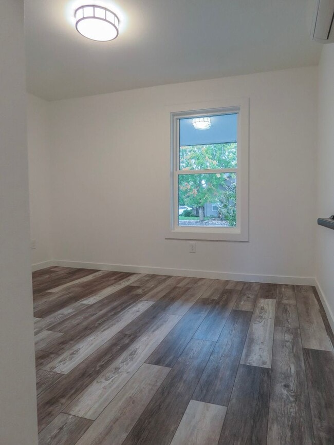 Building Photo - Newberg- 3 bedroom Duplex Available Soon - Schedule tour now !