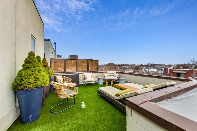 Building Photo - 1328 W Belmont Ave