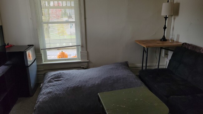 Building Photo - 2 bed 1 bath right next to campus availabl...