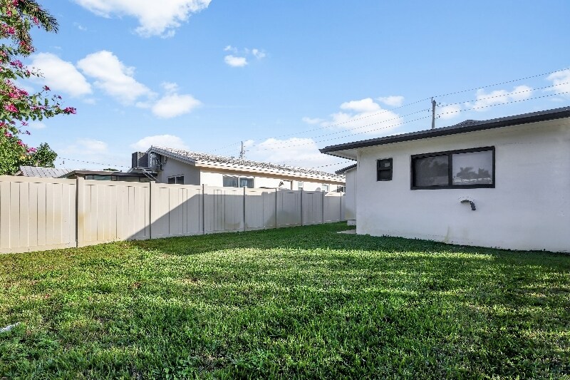 Building Photo - 1201 N 16th Ave