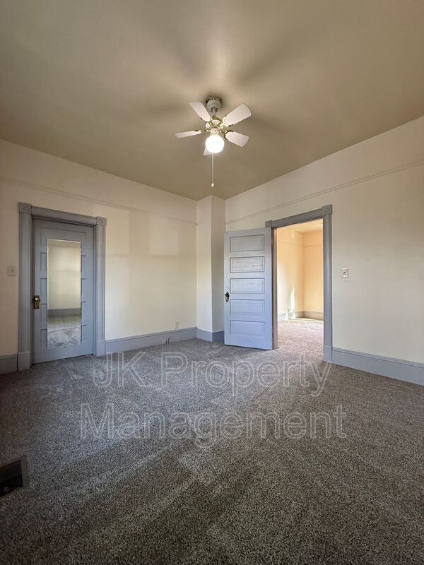 Building Photo - 613 8th Ave S