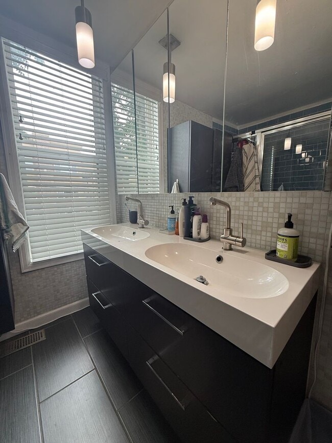 Building Photo - Modern 3-Bedroom Retreat in the Heart of C...