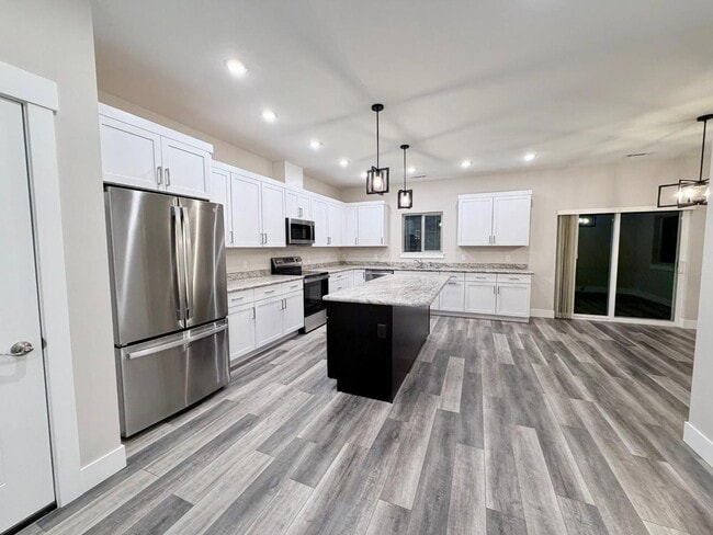 Building Photo - 7212 Shaver Dr