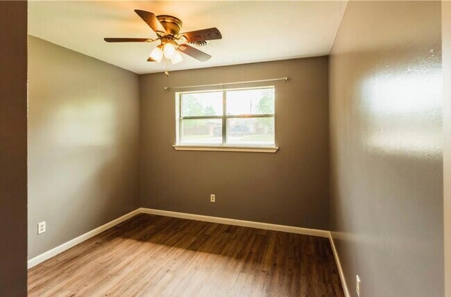Building Photo - 324 Rodric Dr