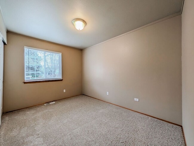 Building Photo - Move in ready 3 Bed 2 bath rambler w/ 2 car garage & fenced backyard!