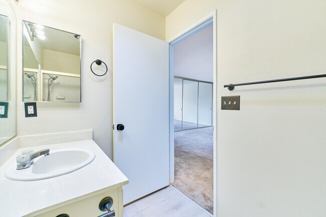 Building Photo - 2420 Los Coyotes Dr