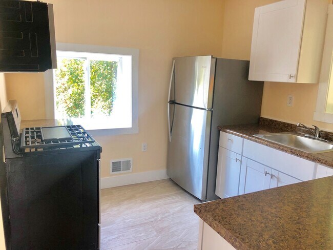 Building Photo - 3 bedroom in Beechview!