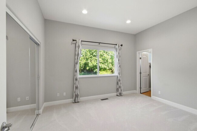 Building Photo - Stunning 5-Bedroom Sunnyvale Home