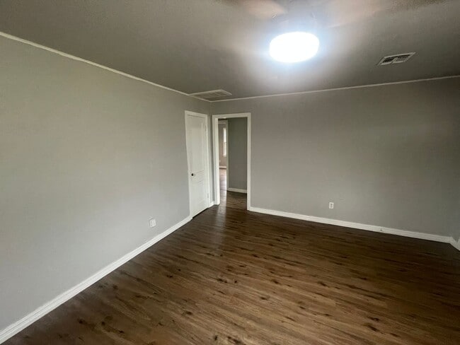 Building Photo - 2 bed, 1 bath all updated and includes full size appliances! Walk to Uptown 23rd area!