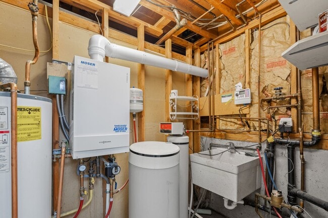 Building Photo - 4-Bedroom Retreat in Medical Lake - 2 Baths & 2,454 Sq/Ft Half Month Rent Free!