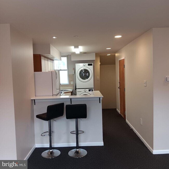 Building Photo - 1732 W Diamond St