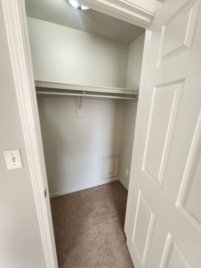 Building Photo - 3802 Falcon Crest Dr