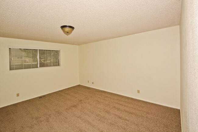 Building Photo - 3 Bedroom 2 Bathroom home in SW Boise