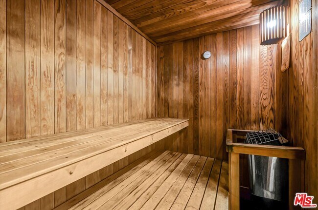 Building Photo - 1131 Alta Loma Rd