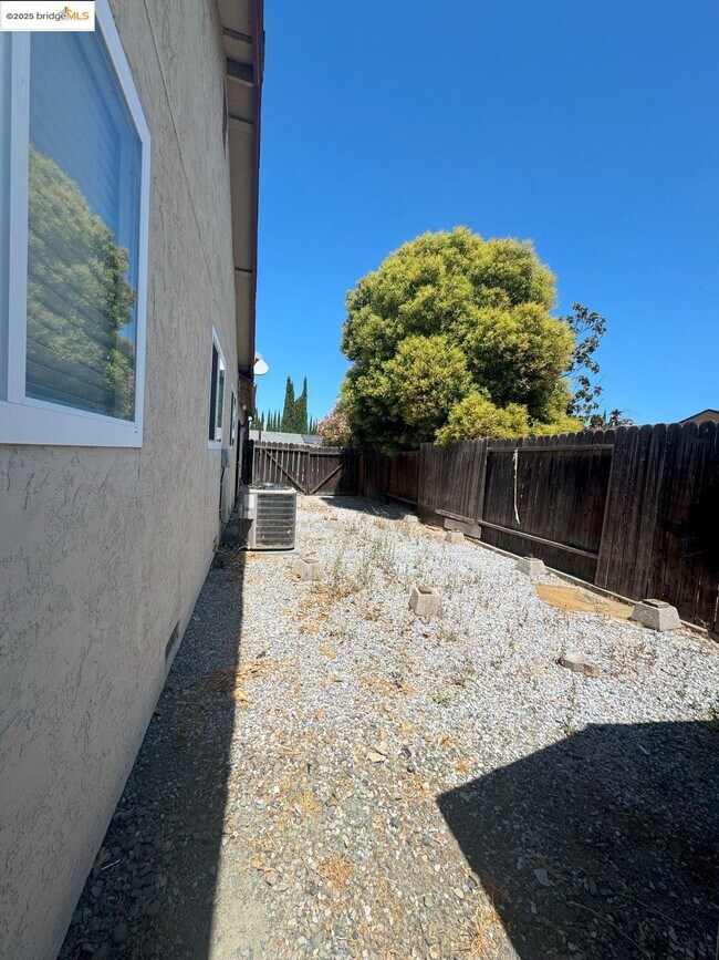 Building Photo - 3323 Blythe Dr