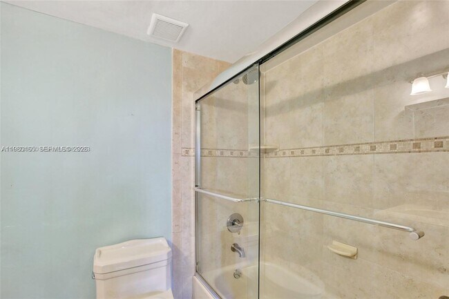 Building Photo - 250 Jacaranda Dr