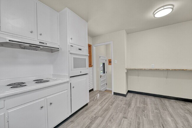 Building Photo - $2,595, 3-bed, 2-bath located in Denver.