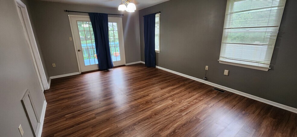 Building Photo - 1038 Boeshore Cir