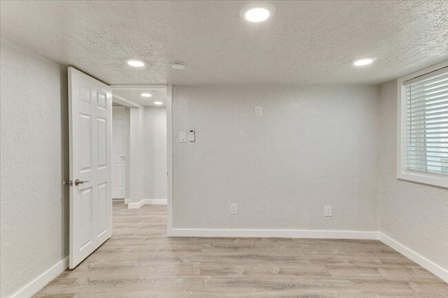 Building Photo - 672 S 200 W