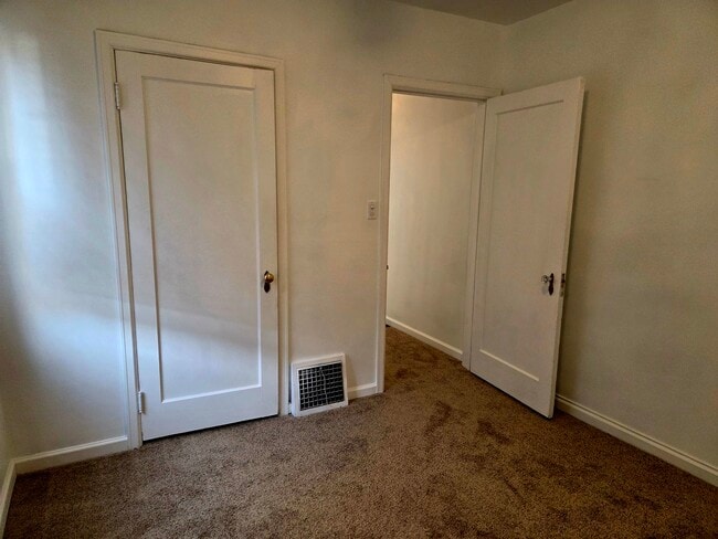 Building Photo - 2528 Beverly St E