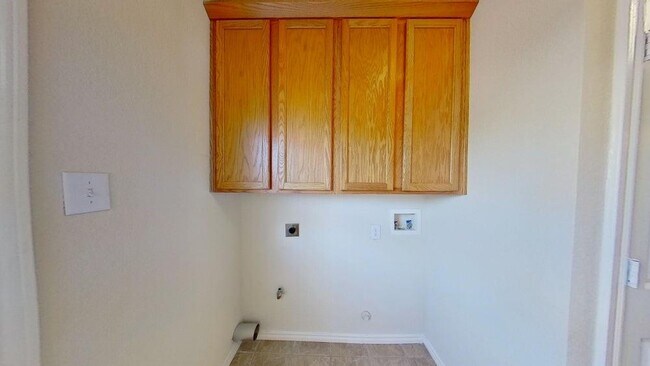 Building Photo - 627 Luther Dr