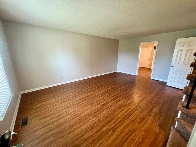 Building Photo - 860 Village Ct