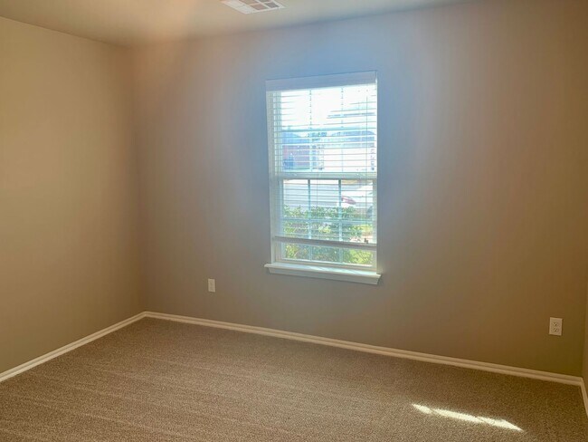 Building Photo - 2712 Demotte Dr
