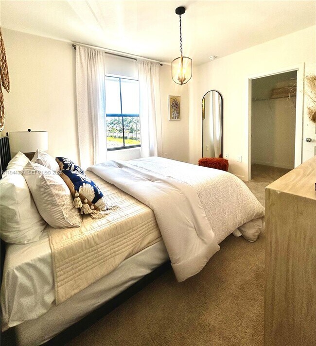 Building Photo - 453 NE 5th St