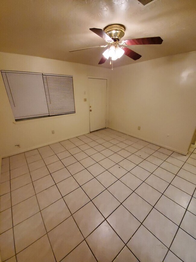 Building Photo - 2 bedroom /1 bath Fourplex in North Bryan! Available Now!
