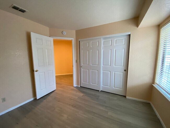 Building Photo - Spacious 2-Story in Laguna Park Village