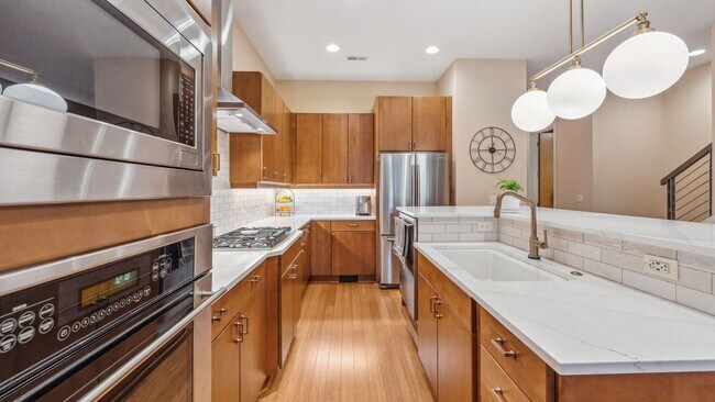 Building Photo - Modernly Elegant Townhome w/ 2 Primary Suites +2.5 bathrooms in Beautiful Peterkort!