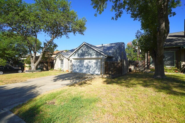 Building Photo - Great Home Near Randolph AFB - Realtor Com...