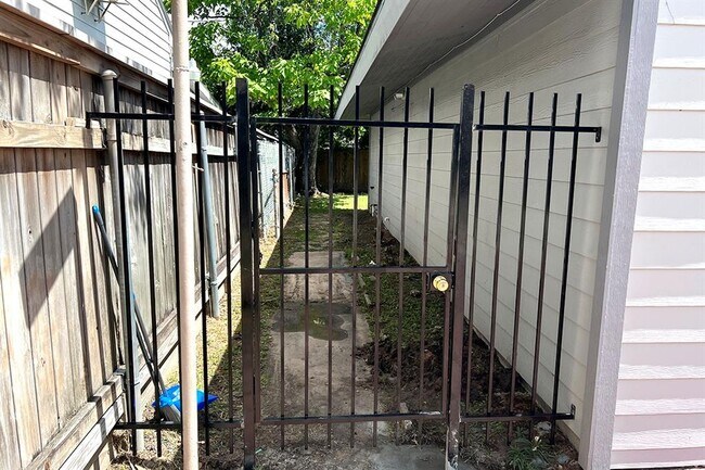 Building Photo - 3831 Cosby St