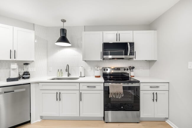 Building Photo - 420 Alpha St