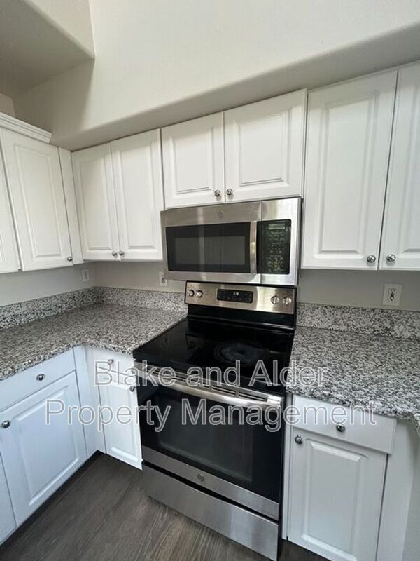 Building Photo - 5609 SE 117th Ave
