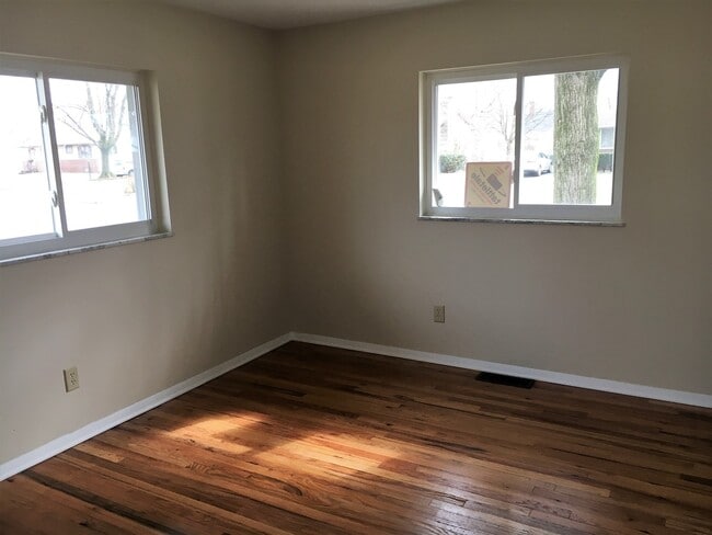 Building Photo - **3-BEDROOM/2-BATH RANCH W/ 2-CAR GARAGE!**