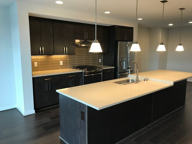 Building Photo - Newer 2 bed / 2.5 bath condo in Bryant Hei...