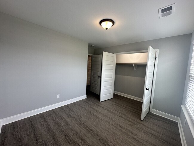 Building Photo - 1020 Addler Dr