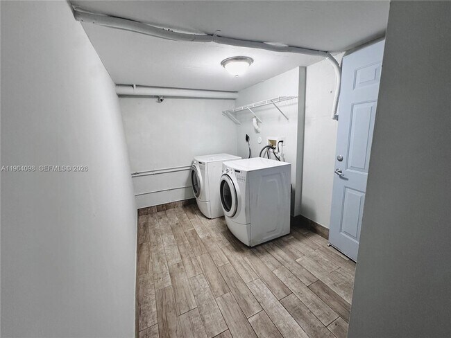 Building Photo - 2881 NE 185th St