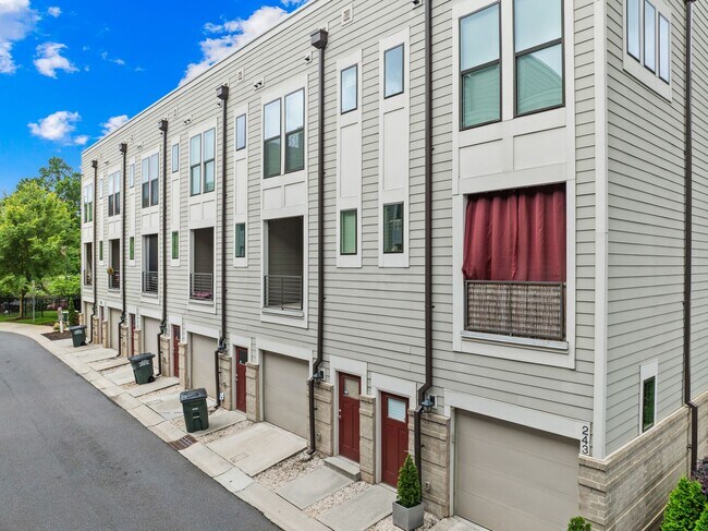 Building Photo - Beautiful Townhome in the Heart of Wesley Heights