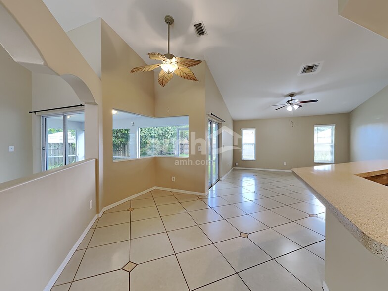 Building Photo - 1118 SW Del Rio Blvd