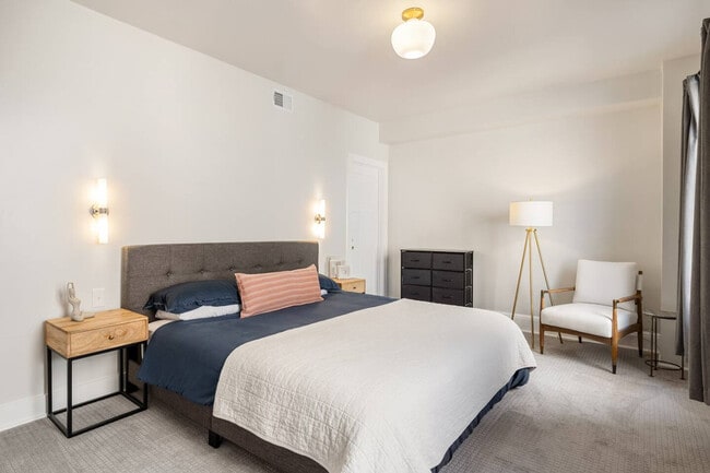 Building Photo - 1326 Broadway-SI ID1324946P