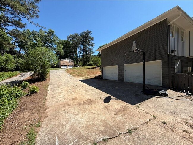 Building Photo - 3336 Camelot Dr NE