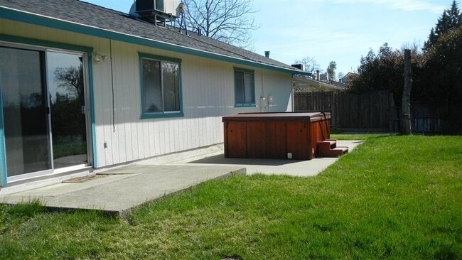 Building Photo - Spacious Home on the West Side of Redding ...