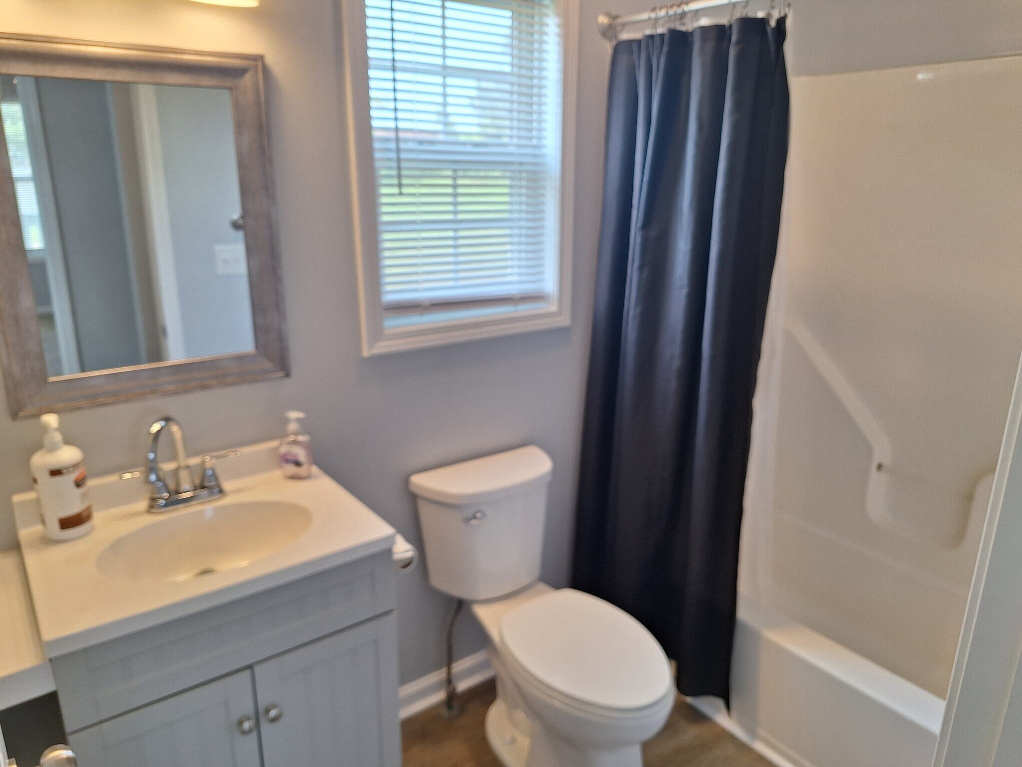 Main level full bathroom - 695 Artic Ave
