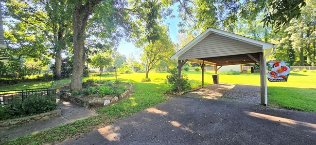 Building Photo - Beautifully Maintained Farm House