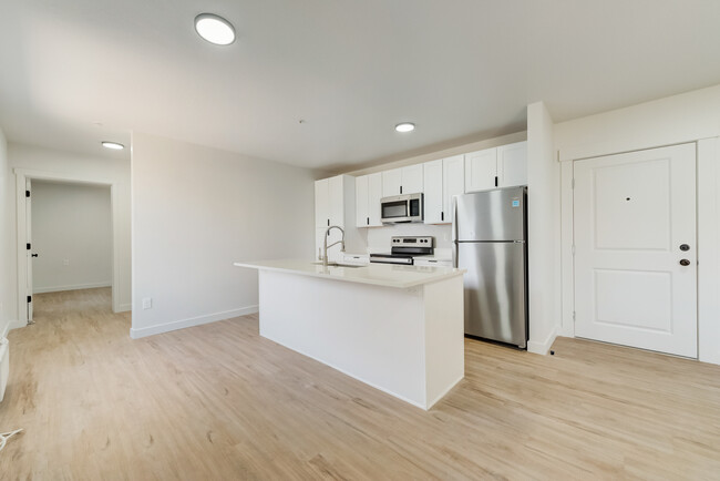 Primary Photo - Renovated Apartment in Murray!