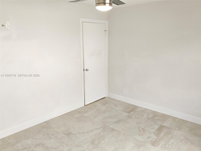 Building Photo - 9654 Sun Pointe Dr